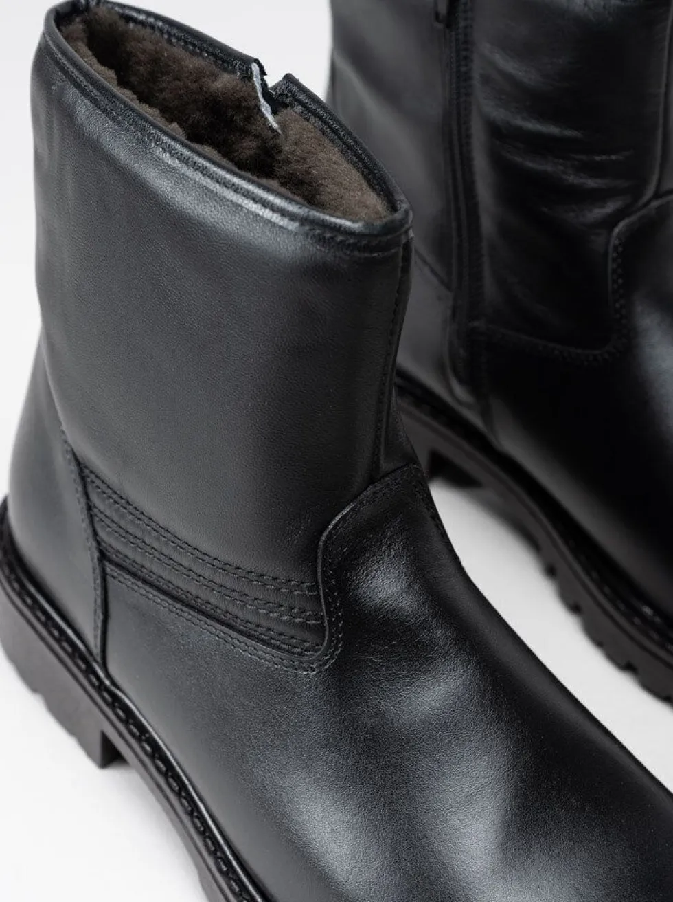 Sata - Svarta fårskinnsfodrade boots i skinn