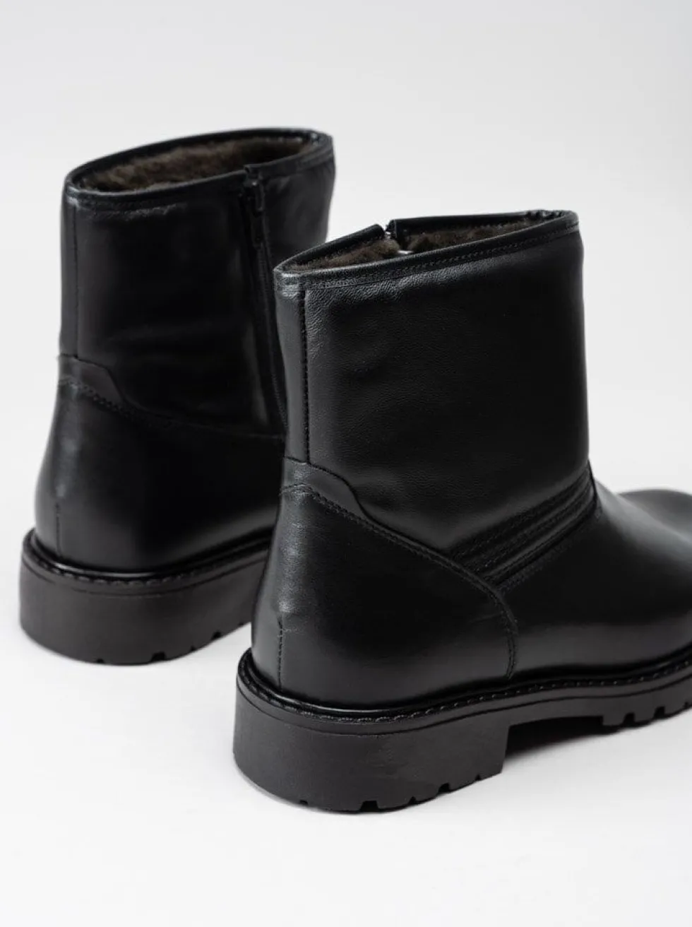 Sata - Svarta fårskinnsfodrade boots i skinn