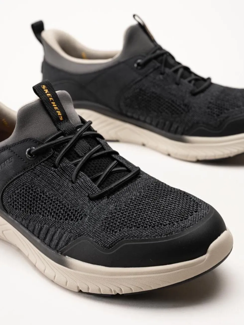 Skechers - Relaxed fit - Svarta slip-ins sneakers i mesh