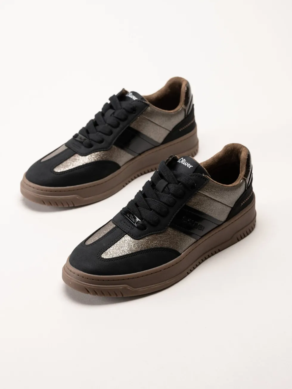 S.Oliver - Svarta sneakers med partier i mörk guldfärg