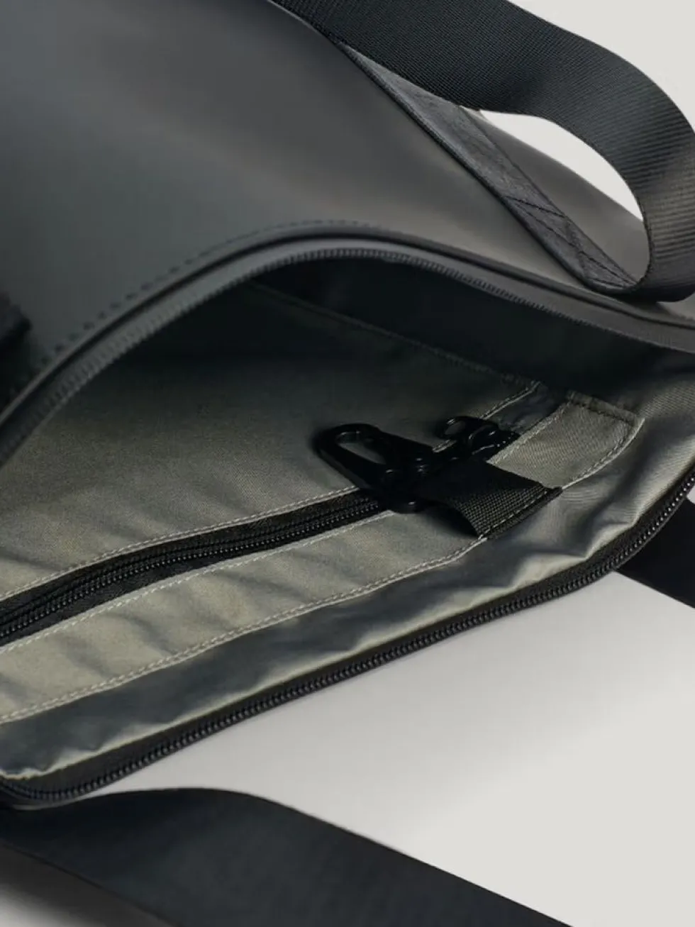 Tretorn - Wings Tote - Svart klassisk totebag i vattentätt PU-tyg