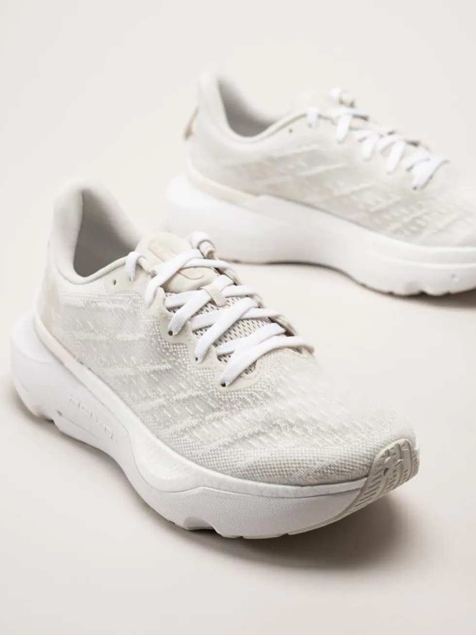 Under Armour - W Infinite Pro Cool Down - Off white löparskor i textil