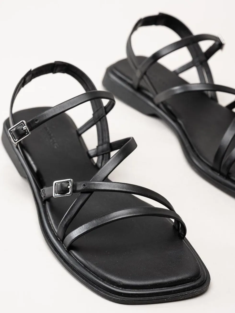 Vagabond - Izzy - Svarta sandaler i skinn