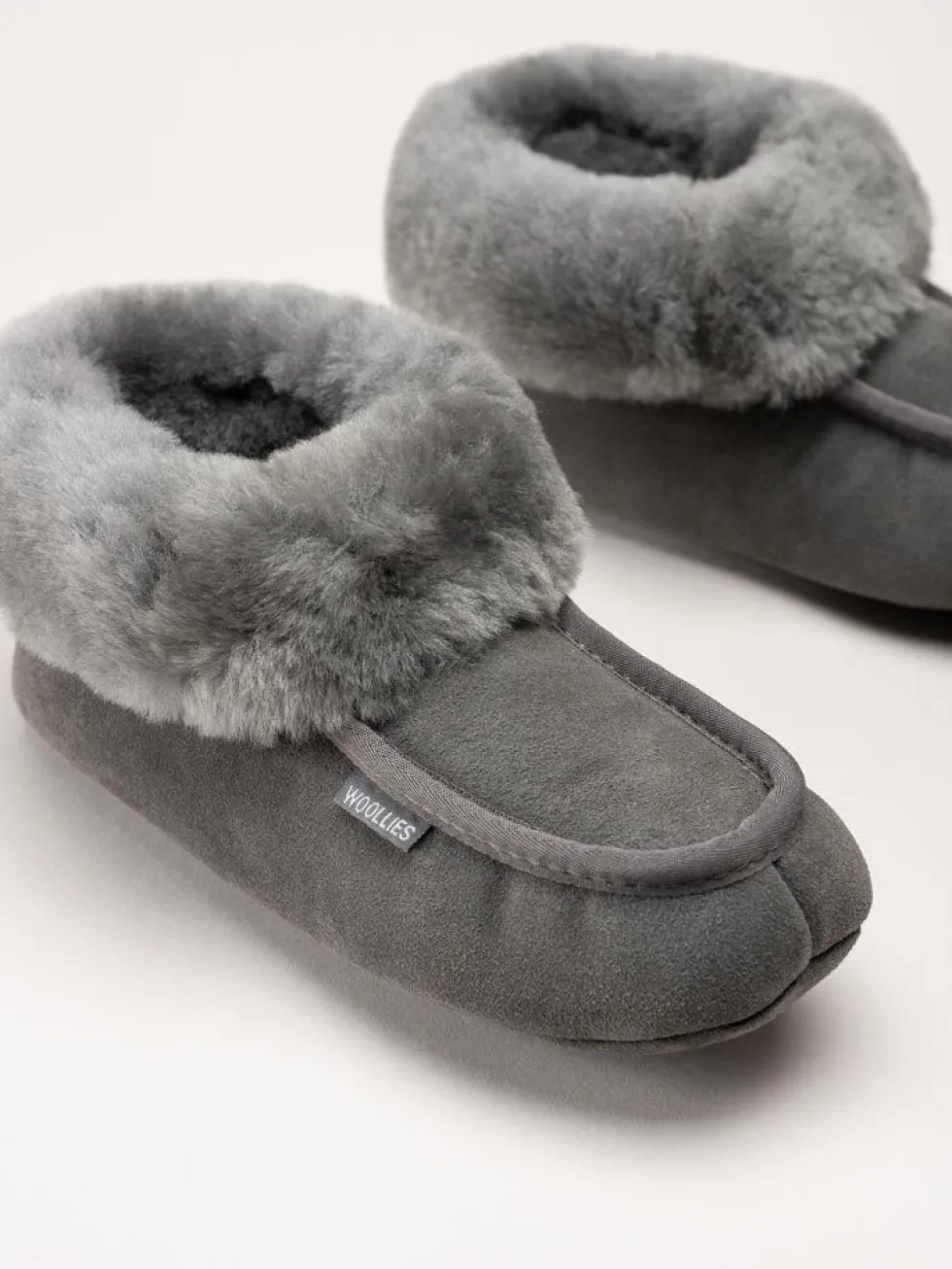 Wollies - Classico Suede - Mörkgrå slip on fårskinnstofflor